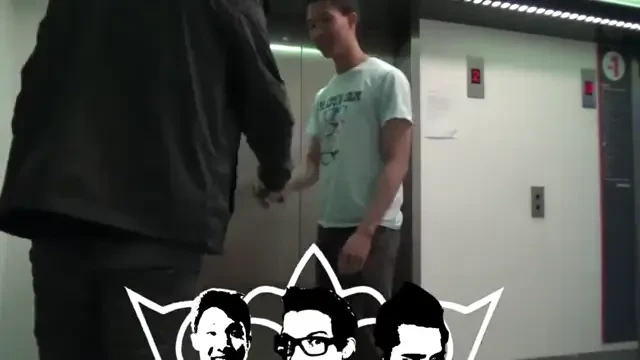 GENIAL! Au crezut ca au urcat in lift cu Darth Vader :) Poti s-o mai faci inca odata? Forta e cu tine! FARSA geniala care i-a lasat masca: