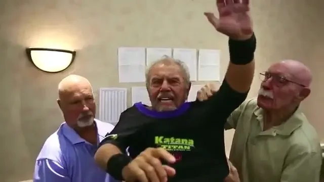 SENZATIONAL! Dupa 2 operatii si 91 de ani de viata, un american a stabilit un nou record mondial! Vezi cat a impins la piept: