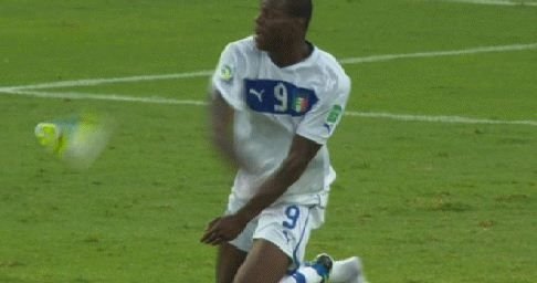 GEST incredibil al lui Balotelli! Si-a iesit din MINTI din cauza arbitrului! A aruncat spre el cu ce i-a venit in mana! VIDEO