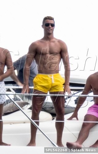 FOTO Cristiano Ronaldo e ADEVARATUL Johnny Bravo! CR7 s-a spart in figuri pe plaja din Miami! Imagini de senzatie din vacanta:_4