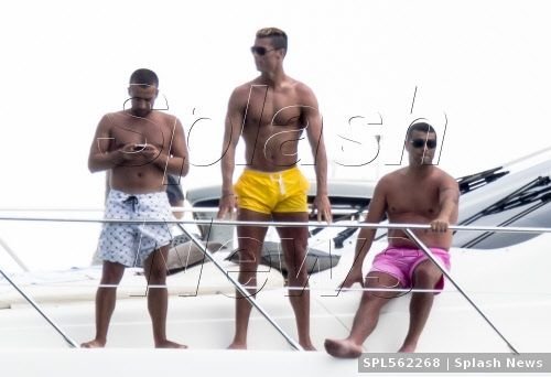 FOTO Cristiano Ronaldo e ADEVARATUL Johnny Bravo! CR7 s-a spart in figuri pe plaja din Miami! Imagini de senzatie din vacanta:_6