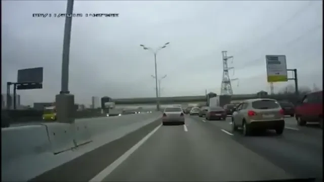 GENIAL! El e REGELE soselelor! Cum evita aglomeratia din trafic! Ai incerca asa ceva?