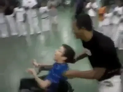 Iti dau lacrimile numai cand privesti! Ce face un profesor de Capoeira pentru copilul asta e senzational! VIDEO EMOTIONANT