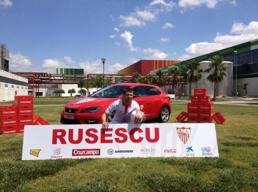 VIDEO: Rusescu, prezentat oficial intr-o fabrica de bere! Primele imagini cu fostul golgheter al Stelei in tricoul Sevillei! 