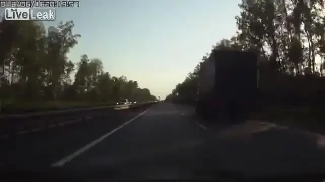 Mergea linistit pe drum cand un BETIV i-a taiat calea! MOMENTUL care i-a taiat respiratia! Ce a urmat: VIDEO