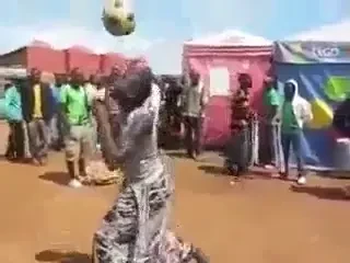 N-ai vazut NICIODATA asa ceva: Messi si Maradona, ingenunchiati de o femeie dintr-un trib african! Schemele geniale invatate printre tigrii si lei: VIDEO