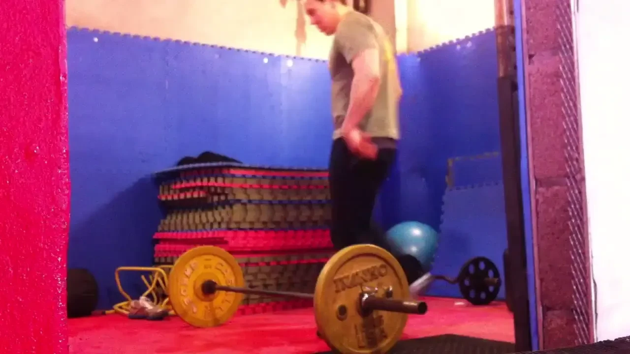 Exercitiul MORTAL care iti poate rupe toate OASELE! Un pusti dement a rupt Facebook-ul in doua cu ultimul lui clip! Nu incercati asa ceva acasa!