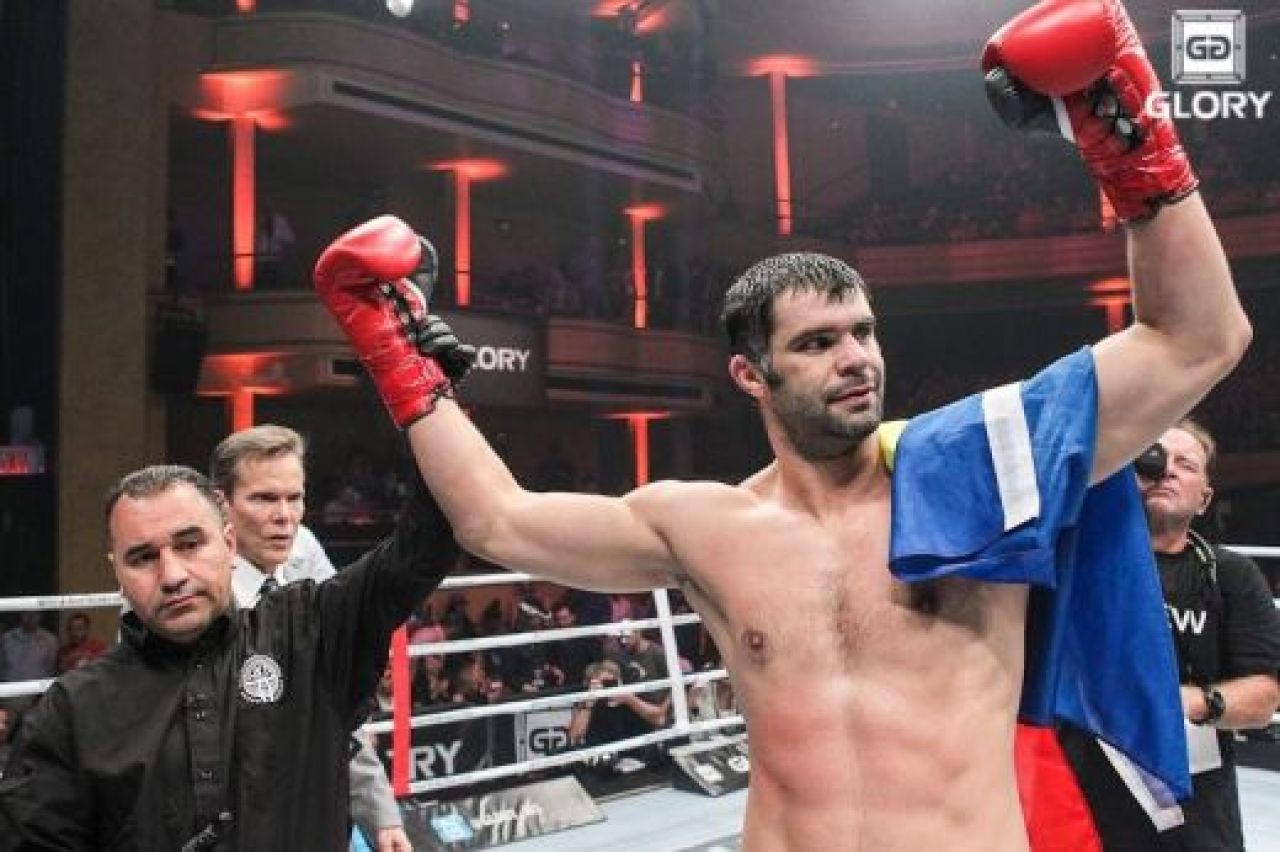 VIDEO: Ghita si-a bagat in COMA adversarul cu un KO devastator in secunda 47! Romanul a ridicat sala in picioare la New York!_3
