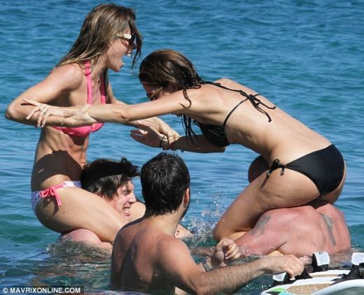 Toata plaja a inlemnit cand a vazut-o! Femeia care a rupt ringul a facut senzatie in apa! FOTO: Cat de bine arata in costum de baie:_8