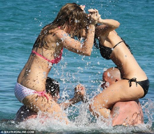 Toata plaja a inlemnit cand a vazut-o! Femeia care a rupt ringul a facut senzatie in apa! FOTO: Cat de bine arata in costum de baie:_9