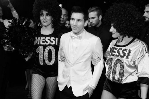 Messi, acuzat ca a calcat din nou stramb! Imaginile in care Balonul de Aur e ametit de la atata succes :) Cum a fost surprins:_4