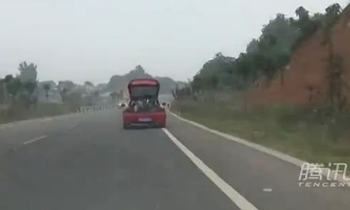 SOCANT! Descoperire teribila pe autostrada! Trei copii au fost la un pas de moarte! Ce faceau parintii lor: VIDEO