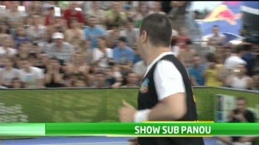 Ponta s-a tinut de poante la Wizz Air Sport Arena Streetball! :) Premierul a uimit pe toata lumea cu tehnica sa: pase pe la spate, driblinguri si aruncari spectaculoase