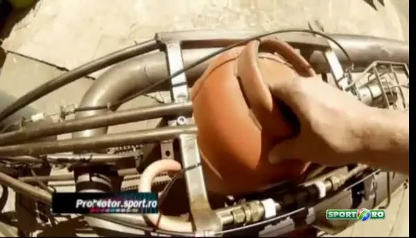 ProMotor: Englezul minune mananca recorduri pe paine si scoate foc pe teava de esapament!