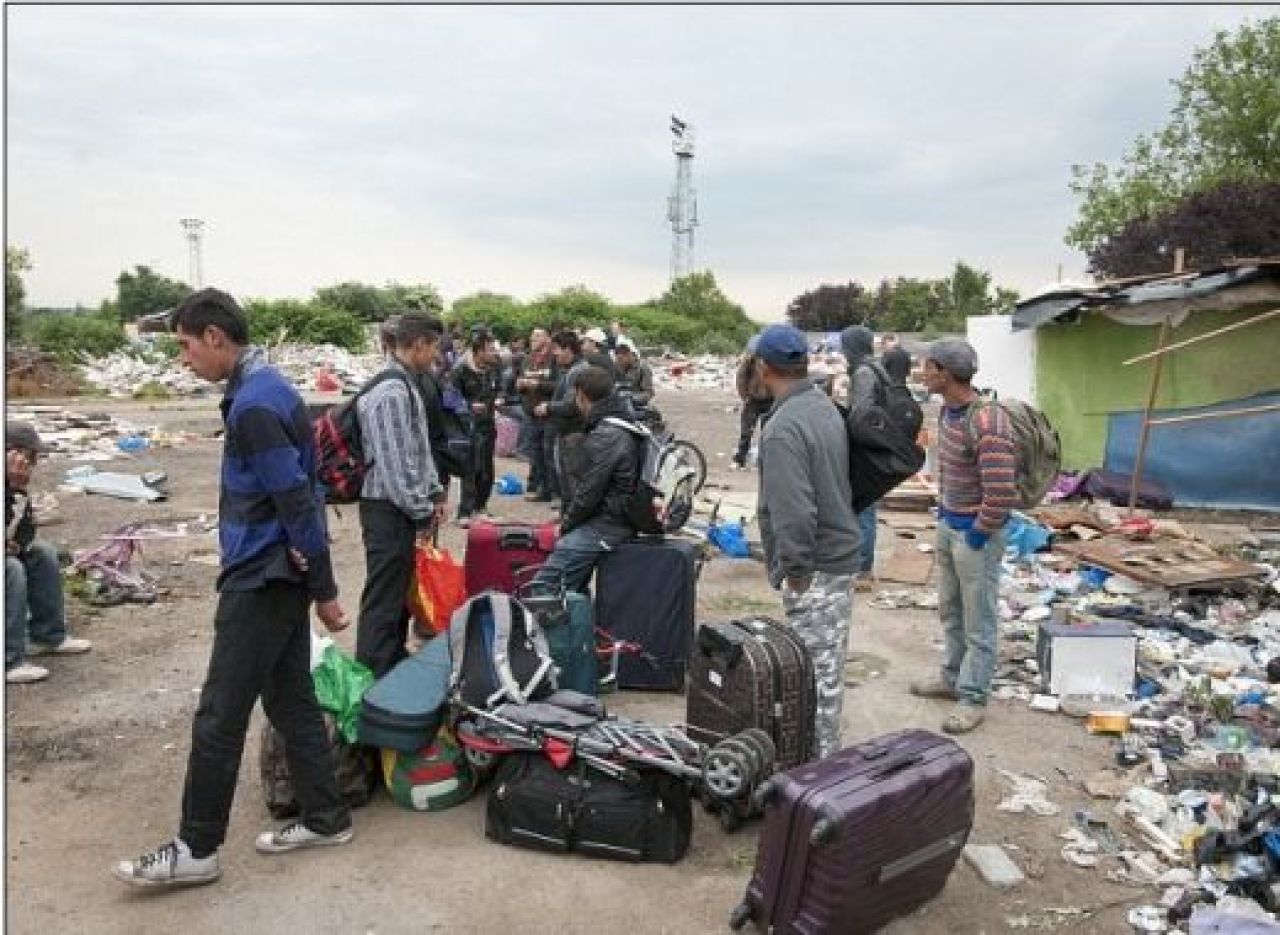 Imagini INCREDIBILE in Anglia: zeci de ROMI de nationalitate romana, au OCUPAT un stadion de fotbal! Decizia de URGENTA luata autoritati:_1