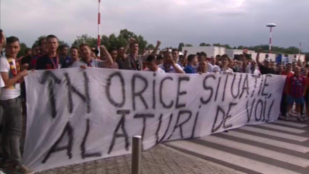 Jucatorii, oficialii si suporterii Stelei au cantat impreuna pe aeroportul Otopeni! Cu ce tricou si-a facut aparitia Reghe la intalnirea cu fanii :)_1