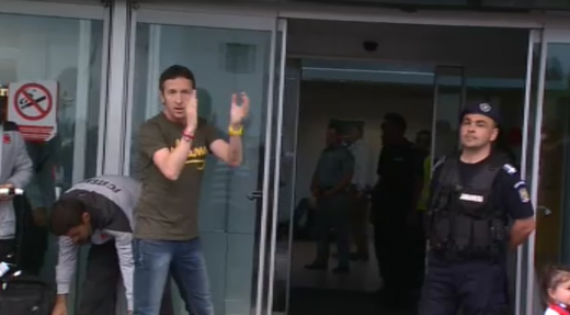 Jucatorii, oficialii si suporterii Stelei au cantat impreuna pe aeroportul Otopeni! Cu ce tricou si-a facut aparitia Reghe la intalnirea cu fanii :)_2