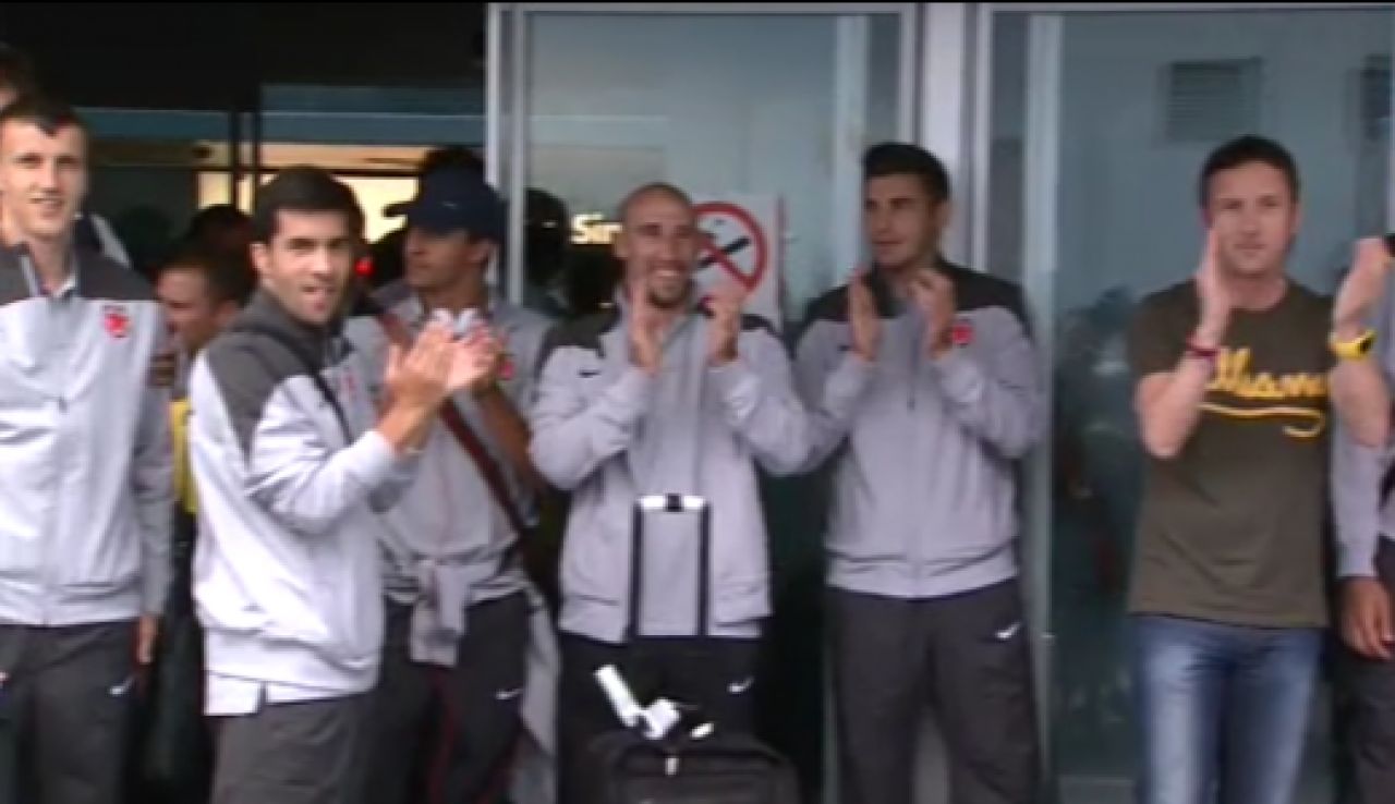 Jucatorii, oficialii si suporterii Stelei au cantat impreuna pe aeroportul Otopeni! Cu ce tricou si-a facut aparitia Reghe la intalnirea cu fanii :)_4