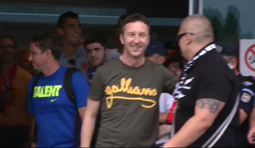 Jucatorii, oficialii si suporterii Stelei au cantat impreuna pe aeroportul Otopeni! Cu ce tricou si-a facut aparitia Reghe la intalnirea cu fanii :)_5