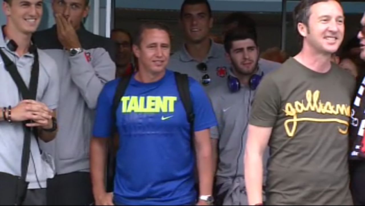 Jucatorii, oficialii si suporterii Stelei au cantat impreuna pe aeroportul Otopeni! Cu ce tricou si-a facut aparitia Reghe la intalnirea cu fanii :)_6