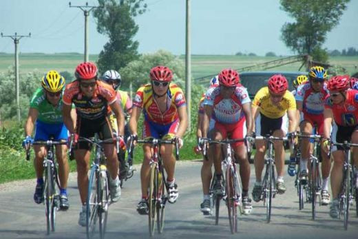 Jumatate de secol pe doua roti! Romania ataca primul loc cu un super CAMPION! 1.033 de kilometri si catarari la 1.000 de metri altitudine in 