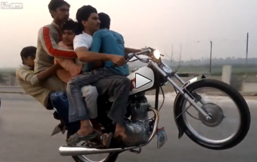 Record mondial in Pakistan :) E imposibil sa faci asta: 5 oameni merg pe o motocicleta pe o singura roata! VIDEO