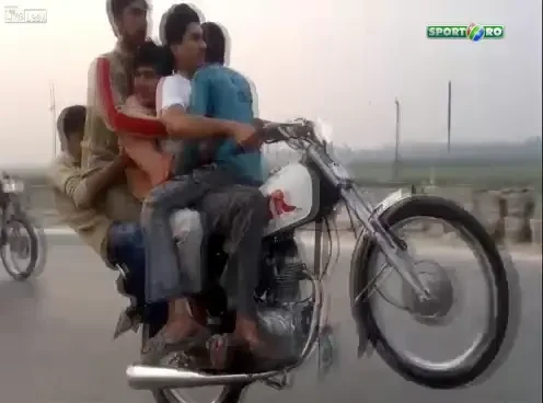 Record mondial in Pakistan :) E imposibil sa faci asta: 5 oameni merg pe o motocicleta pe o singura roata! VIDEO