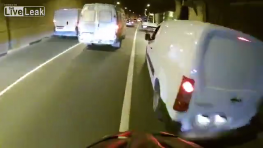 VIDEO Nebunie, inconstienta? Cea mai DEMENTA cursa de biciclete! Cum a trecut printr-un tunel aglomerat!
