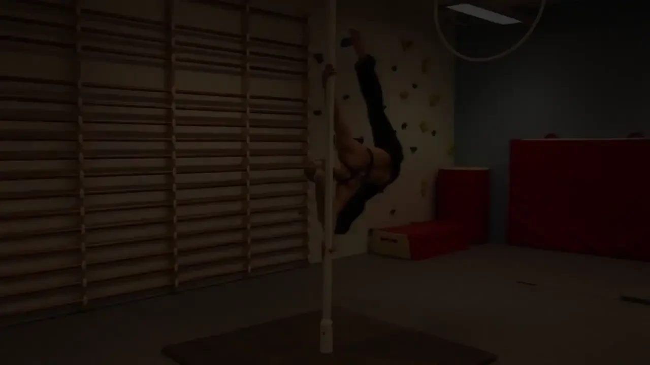 SEXY magiciana! O fata stie bine ce face in sala de forta! A rupt saltelele cu MISCARILE ei! VIDEO