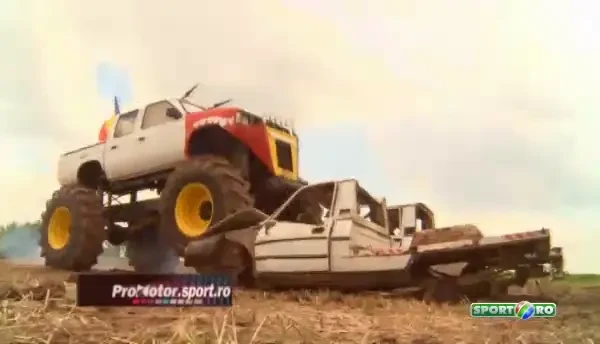 Valahu se urca pe masini cu un camion cat casa si distruge tot ce-i iese-n cale.