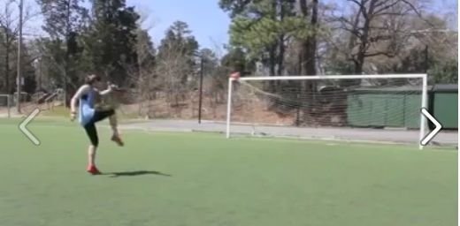 GENIAL! Pustoaica asta il face PRAF pe Ronaldinho cand vrea ea! :)) Clipul care face uitate cele 4 bare date de brazilian: VIDEO