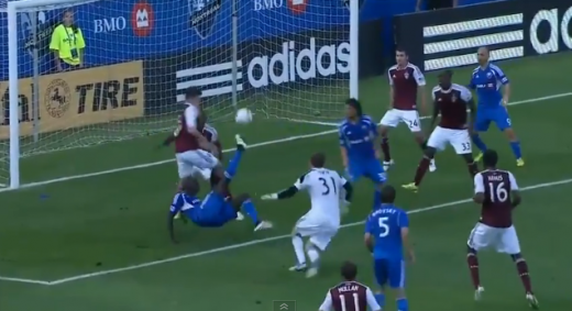 E fotbalist sau FREE STYLER? Un francez a reusit o executie magistrala cand era la pamant! SUPER VIDEO