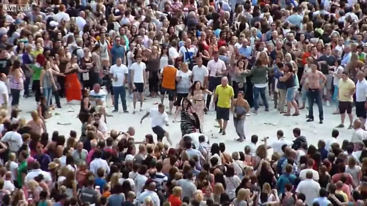 Sport extrem pe stadionul Wembley: Bataie monstruoasa la concertul lui Robbie Williams! VIDEO