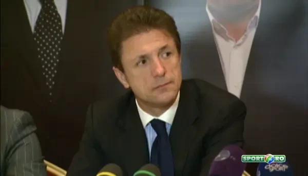 Hagi a dat declaratia zilei dupa ce a fost intrebat: Mircea Sandu va primi o functie onorifica? A izbucnit in ras dupa ce a dat raspunsul: A fost o gluma, a fost o gluma :)