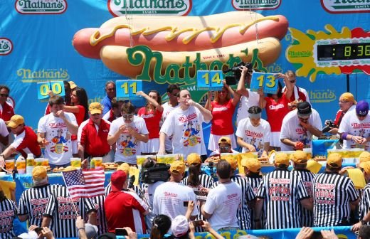 Un american a batut pe 4 Iulie cel mai ciudat RECORD MONDIAL! A dat pe gat un numar incredibil de hot dog in doar 10 minute! Cati a mancat: