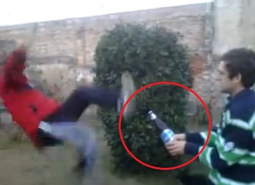 Faza GENIALA cu care castiga orice pariu: cum reuseste un argentinian sa deschida o bere cu o executie din foarfeca: VIDEO