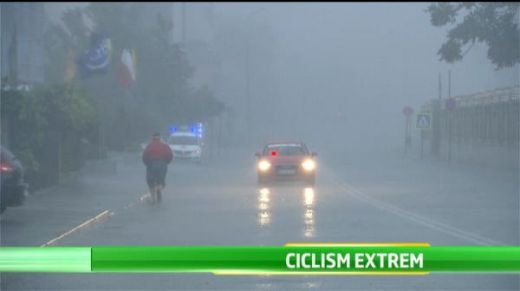 Furtuna de azi i-a INGROZIT pe ciclistii din Turul Romaniei: multi si-au abandonat bicicletele si au rupt-o la fuga! :)) Ucraineanul Buts a ramas pana la urma in galben: