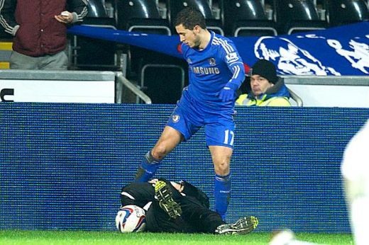 A dat LOVITURA! Copilul de mingi lovit cu brutalitate de Hazard e bogat! Vezi cat a luat pe E-bay pentru haina in care era cand l-a batut jucatorul lui Chelsea: