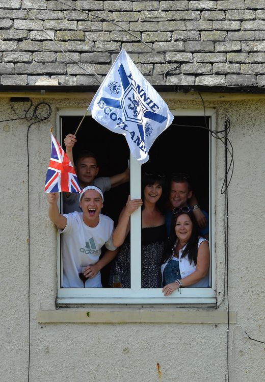 Imagini fantastice: Cum s-a trait victoria istorica de la Wimbledon in satul de 8000 de locuitori in care s-a nascut Andy Murray! FOTO