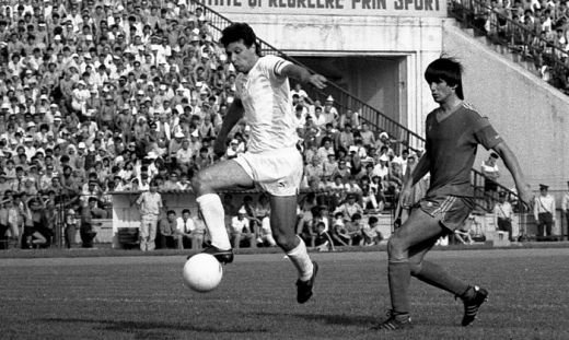 Are DOUA titluri ale Ligii 1 ca antrenor si a cucerit o TARA intreaga, acum a intrat in cea mai buna echipa din ISTORIE! Ce roman a fost selectat langa Maradona si Messi:_2