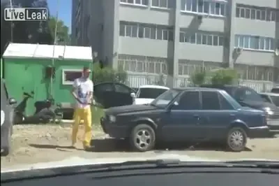 Ce se intampla cand ii blochezi masina taranului cu pantaloni galbeni? Clipul asta o sa te enerveze 100%! VIDEO