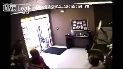 SOCANT! KO in doua secunde pentru hot din magazine! A vrut toti banii din casa, dar a primit altceva! VIDEO