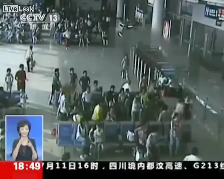 I-a RUPT nasul! Bunicuta EROINA a dat un KO magic! Cum l-a distrus pe un huligan! VIDEO