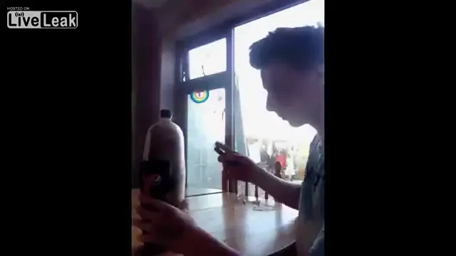 Sticla de PEPSI era sa-l omoare! Ce IQ iti trebuie sa faci asta? Faza CRETINA l-a facut sa strige f**k ! VIDEO