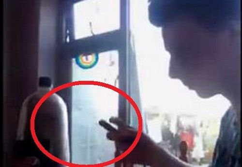 Sticla de PEPSI era sa-l omoare! Ce IQ iti trebuie sa faci asta? Faza CRETINA l-a facut sa strige 'f**k'! VIDEO