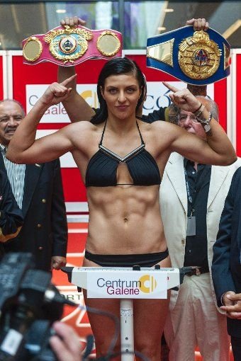 FOTO Toti barbatii din sala au ramas KO! Ce au facut doua femei la cantarul oficial! Nimeni nu se astepta, dar toti visau la asa ceva!_7
