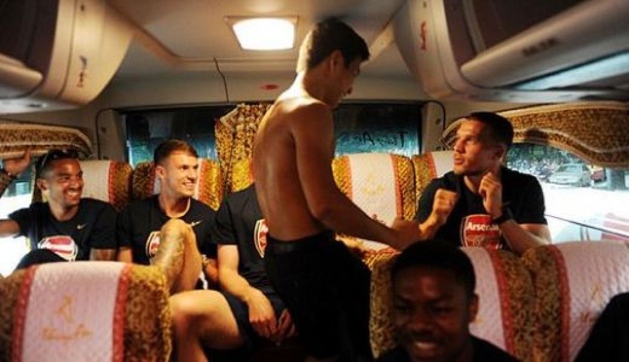 Memorabil: Un vietnamez si-a vazut visul implinit dupa ce a alergat 5 km pe langa autocarul lui Arsenal! Wenger: