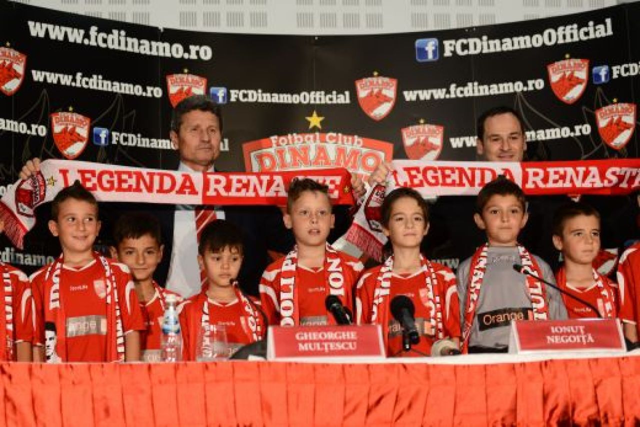Dinamo si-a prezentat noul echipament: Chipul lui Hildan apare pe tricouri, alaturi de un slogan coborat din peluza pe piepturile jucatorilor! VIDEO_1