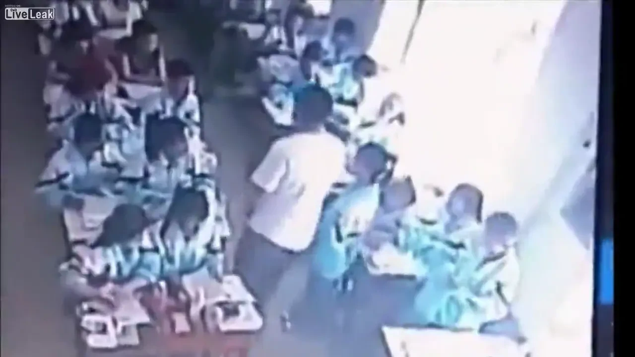 SOCANT! Profesorul a BATUT o eleva pana a lesinat! Faza de o CRUZIME animalica la scoala! Atentie, imagini cu impact emotional! VIDEO