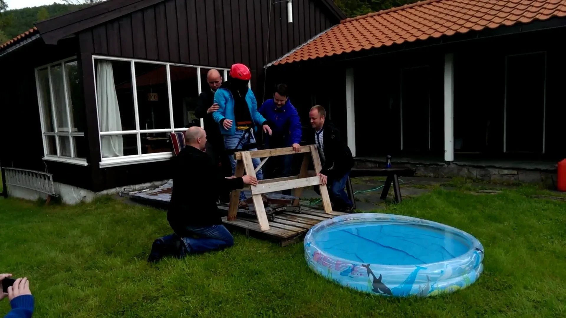 Cea mai tare gluma de facut la petrecerea BURLACILOR: Hai, ba, sa facem bungee-jumping! Cum a ajuns sa regrete decizia: VIDEO